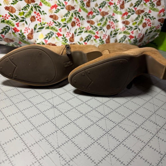 Anne Klein Suede Bayrose Camel Booties 8M without box Never Used - Picture 3 of 8
